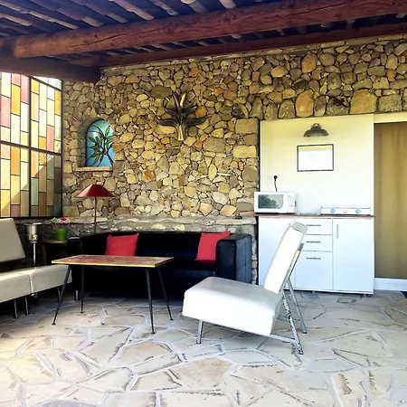 Un Cadre Exceptionnel Et Artistique Pour Halte Tranquille En Provence