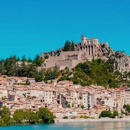 Un Cadre Exceptionnel Et Artistique Pour Halte Tranquille En Provence Konukevi 3*